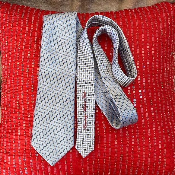 Robert Graham 💯Silk Shimmer Light Blue Red Stitching Timeless Tie